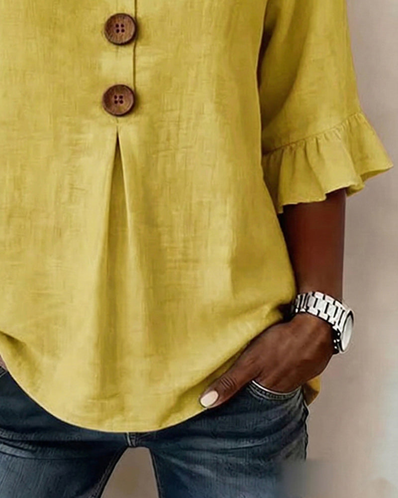 Blusa con cuello en V, botones de madera y mangas con volante