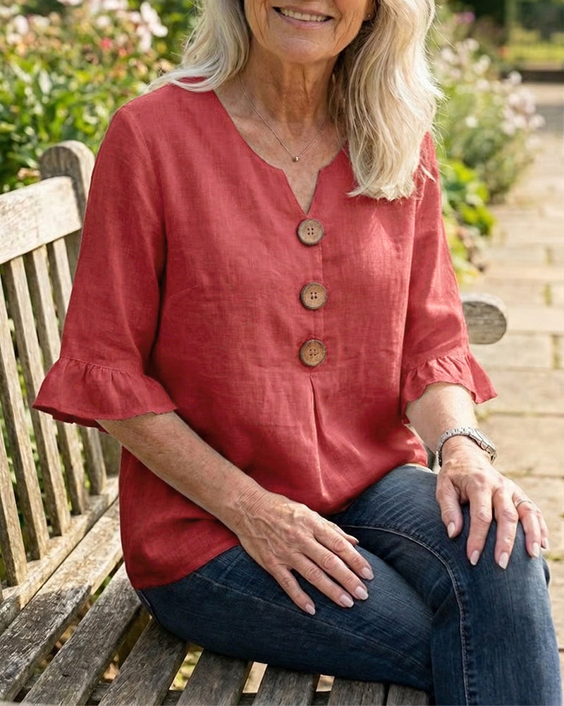 Blusa con cuello en V, botones de madera y mangas con volante