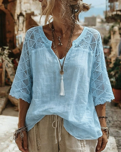 Blusa con cuello en V y detalle de encaje