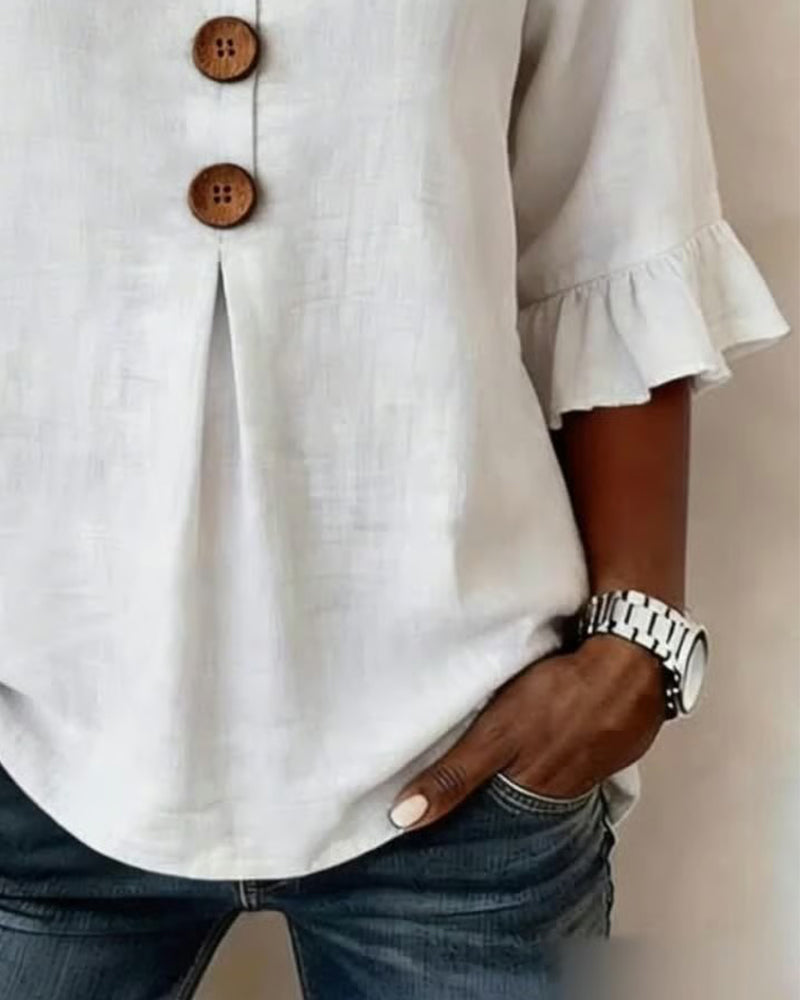 Blusa con cuello en V, botones de madera y mangas con volante