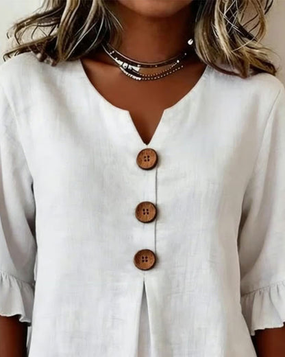 Blusa con cuello en V, botones de madera y mangas con volante