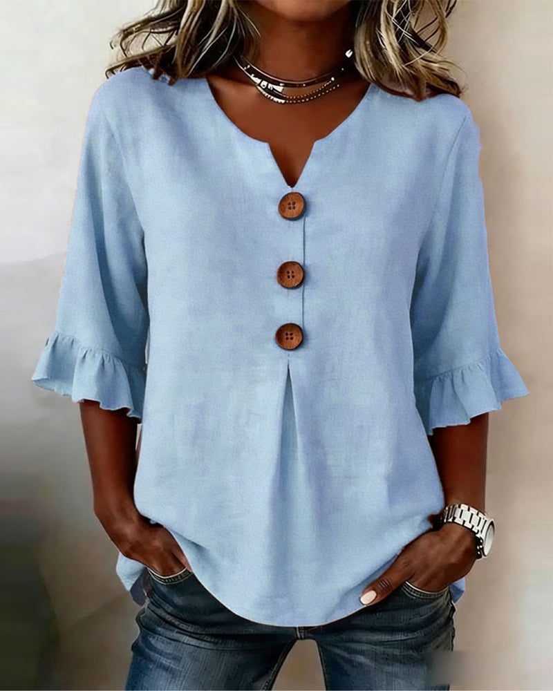 Blusa con cuello en V, botones de madera y mangas con volante