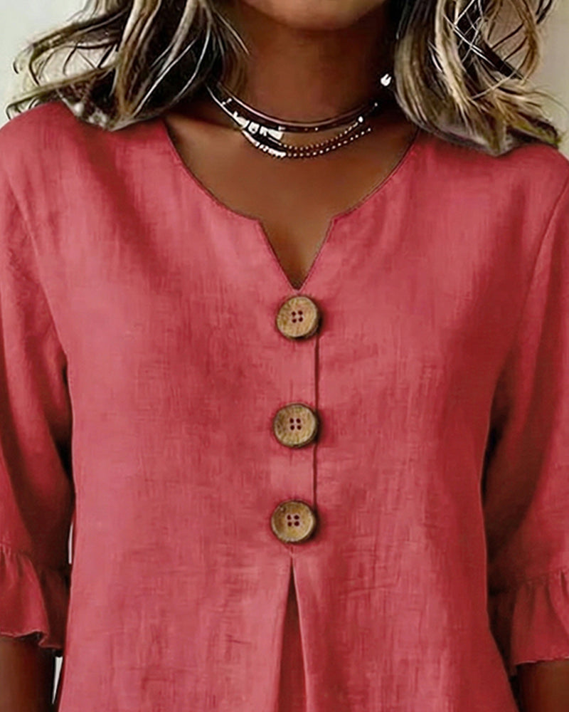 Blusa con cuello en V, botones de madera y mangas con volante