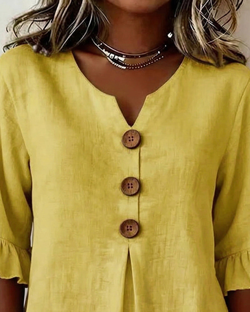 Blusa con cuello en V, botones de madera y mangas con volante