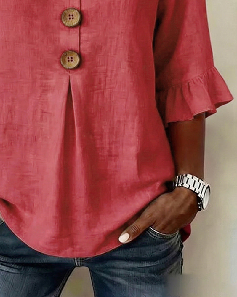Blusa con cuello en V, botones de madera y mangas con volante