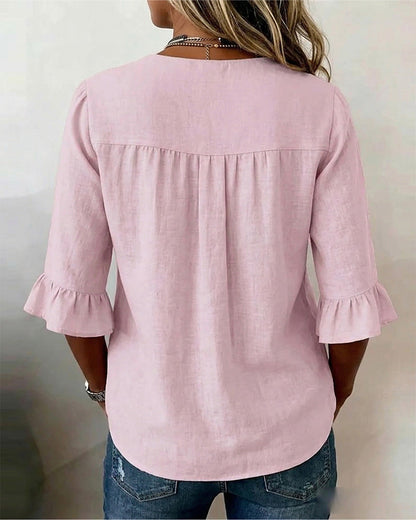 Blusa con cuello en V, botones de madera y mangas con volante