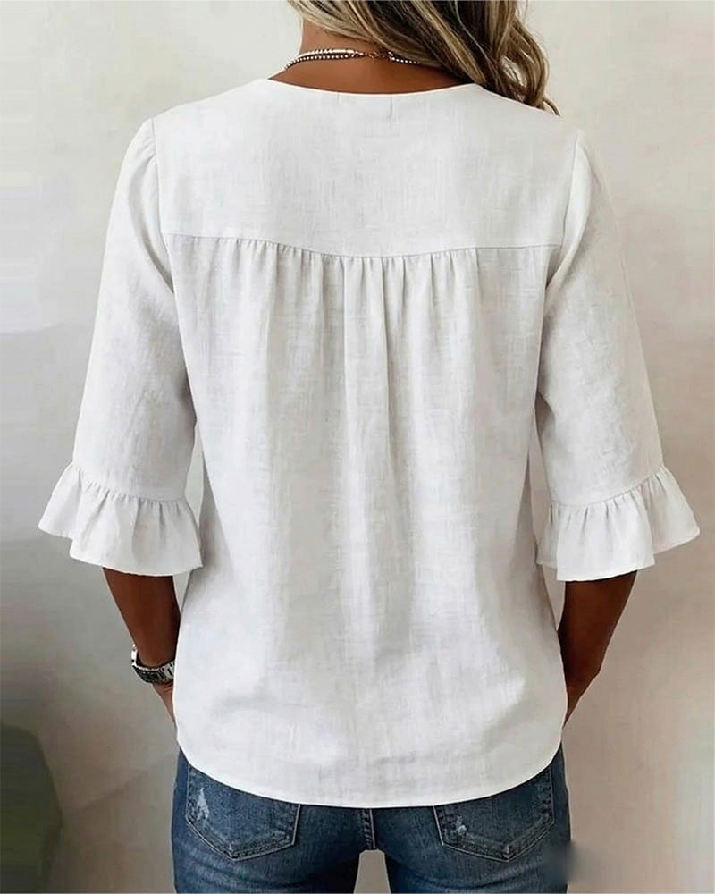 Blusa con cuello en V, botones de madera y mangas con volante