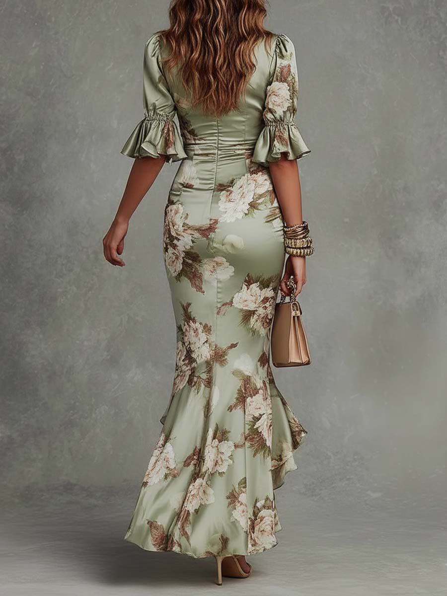 Anna - Vestido largo asimétrico de satén verde con escote en V, mangas acampanadas fruncidas y motivo floral.
