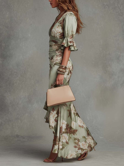 Anna - Vestido largo asimétrico de satén verde con escote en V, mangas acampanadas fruncidas y motivo floral.