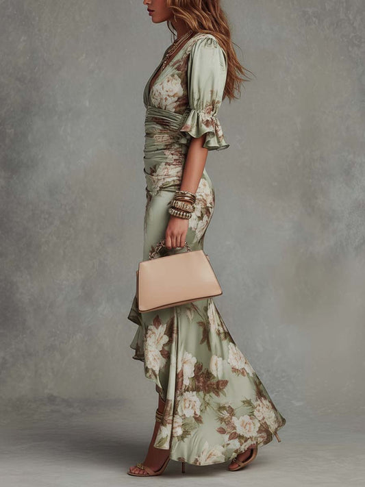 Anna - Vestido largo asimétrico de satén verde con escote en V, mangas acampanadas fruncidas y motivo floral.