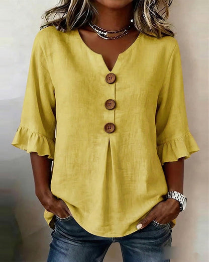 Blusa con cuello en V, botones de madera y mangas con volante