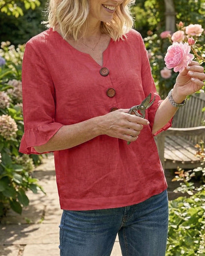 Blusa con cuello en V, botones de madera y mangas con volante