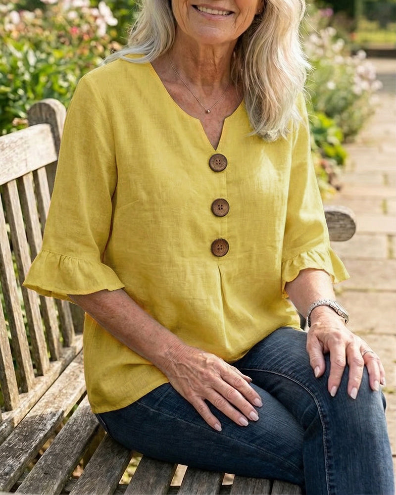 Blusa con cuello en V, botones de madera y mangas con volante