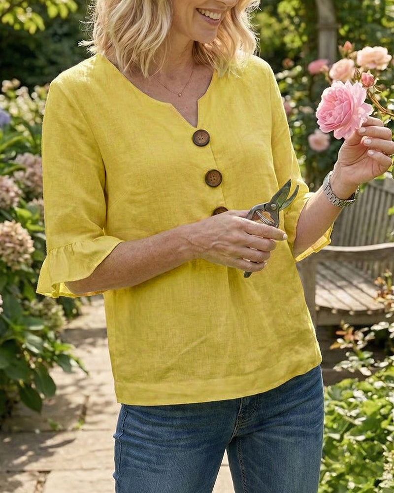 Blusa con cuello en V, botones de madera y mangas con volante