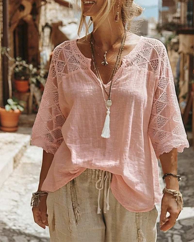 Blusa con cuello en V y detalle de encaje