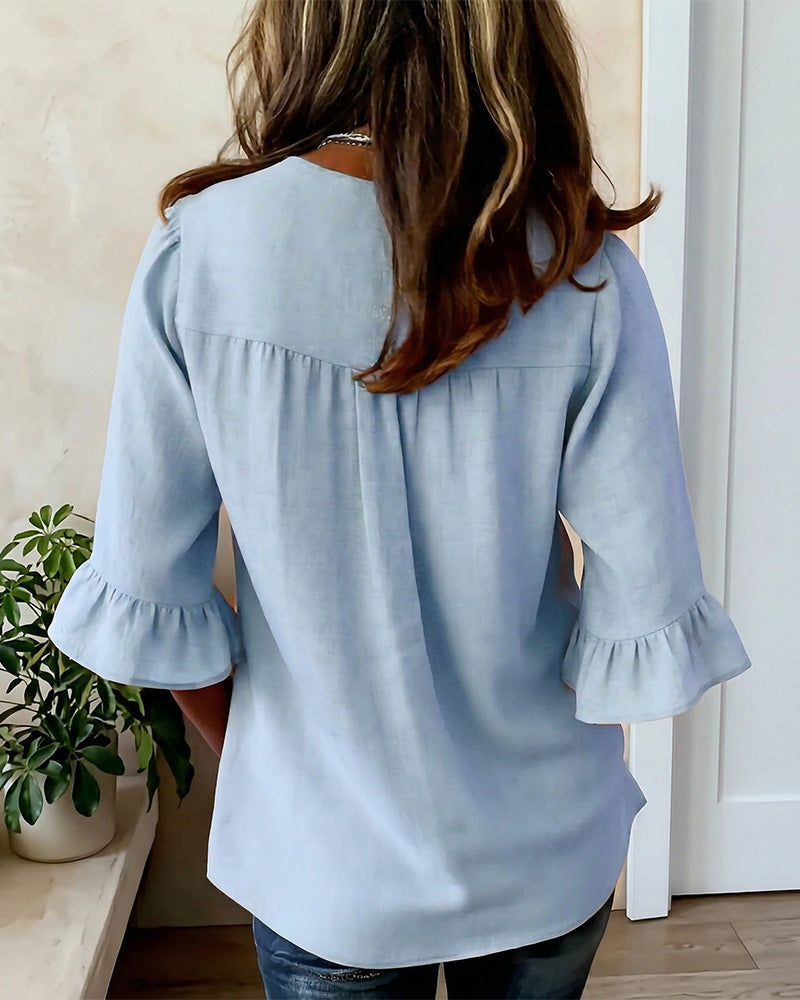 Blusa con cuello en V, botones de madera y mangas con volante