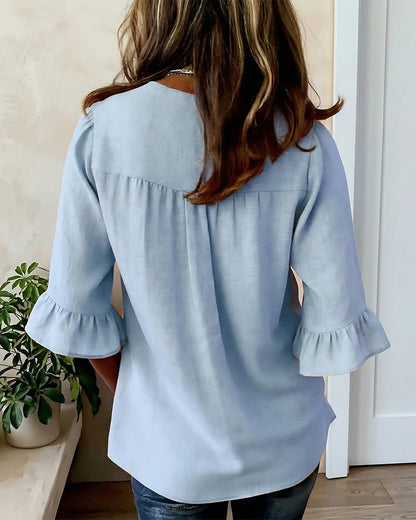 Blusa con cuello en V, botones de madera y mangas con volante